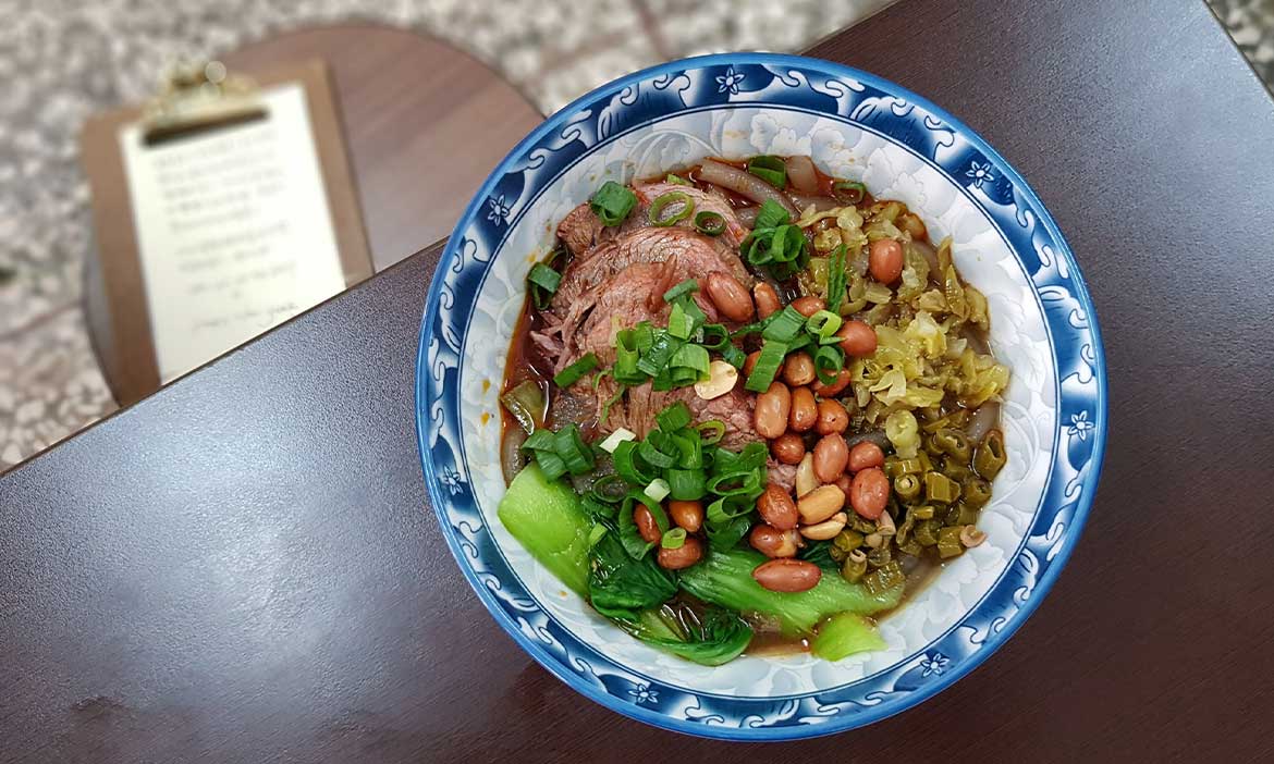 小吃偵探出任務—高雄新興「秀麵館」，啖口酸辣粉、花溪牛肉麵，香辣帶勁讓冬日暖起來