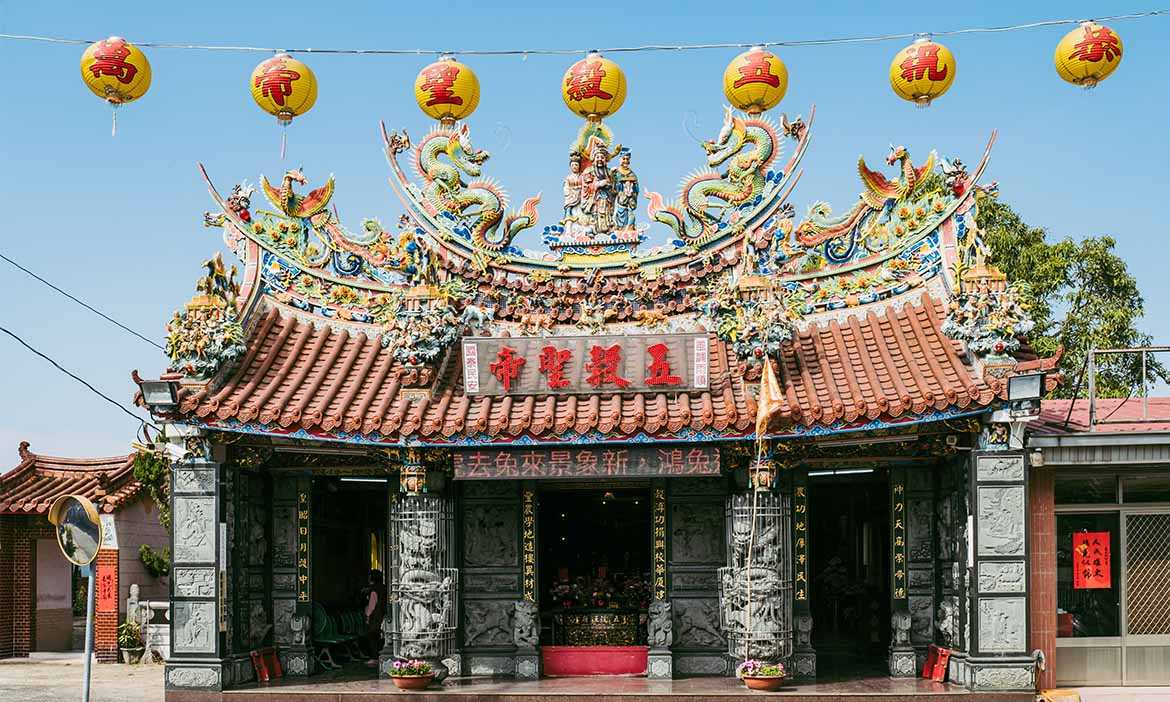 跟著樂團主唱遊嘉義民雄火燒庄，走逛五穀王廟、陳實華洋樓，水流媽報明牌的盛況年代