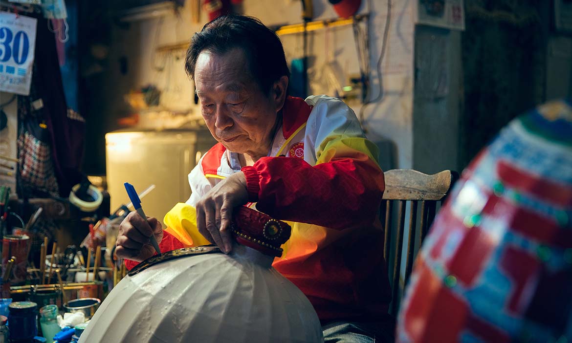 一筆一畫勾勒幸福寓意，金門燈藝師董騰祥傳承工藝 為家點亮一對子婿燈