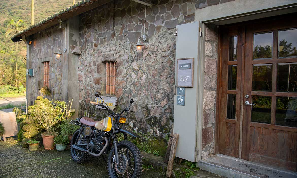 深藏陽明山國家公園的咖啡館，新北金山石砌老屋「山中客廳」，預約八煙百年古道風景