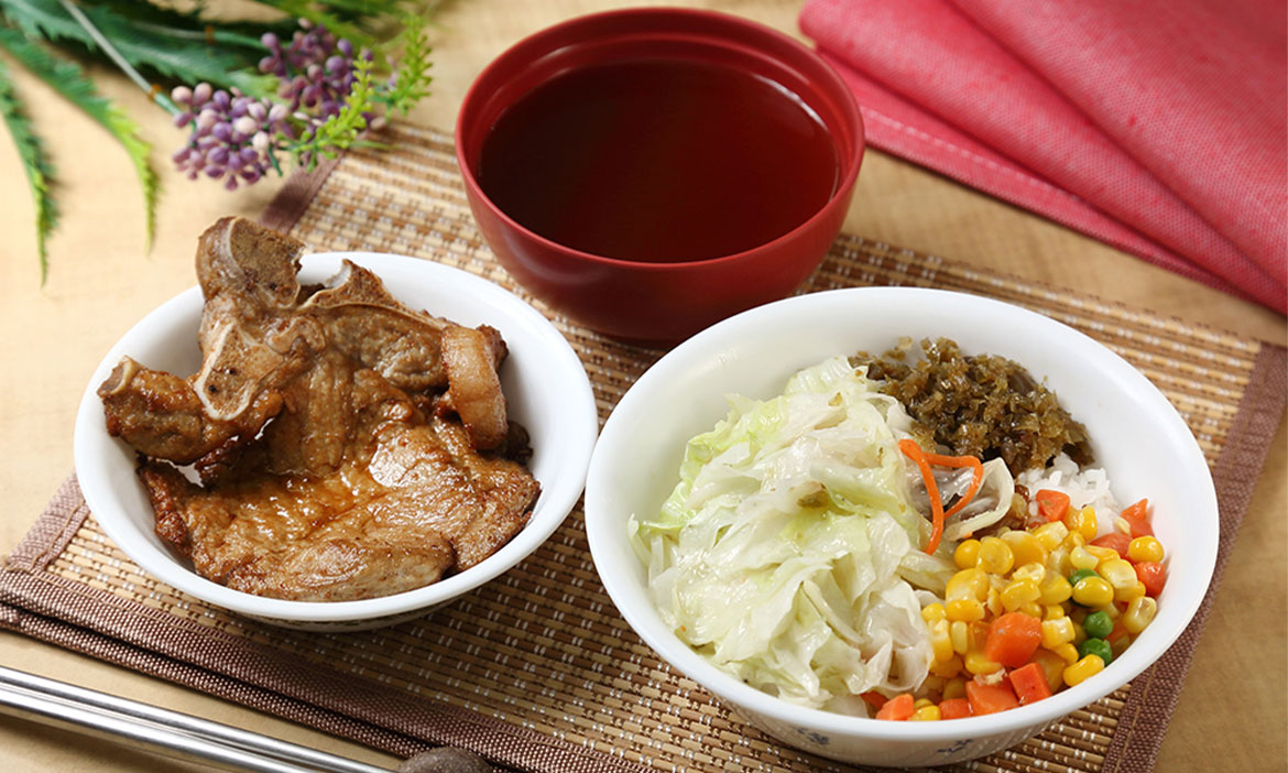 高雄「新百齡排骨大王」美味公開！招牌排骨搭上靈魂配角，用心傳香數十載
