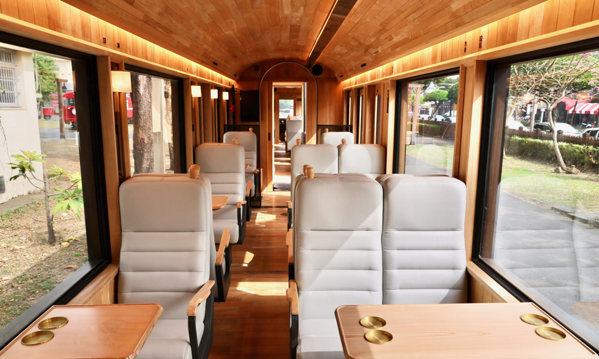 阿里山林鐵檜木列車「福森號」亮相！打造質感車廂、超大景觀窗的鐵道之旅