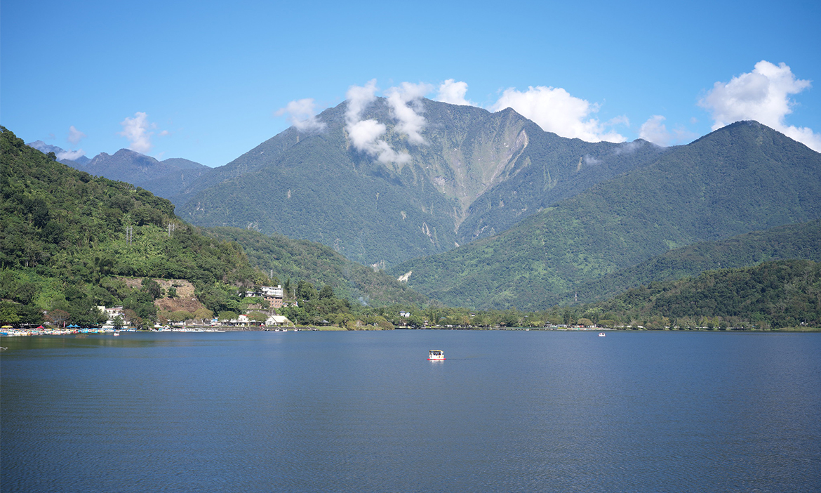 花蓮鯉魚山步道｜東台第一潭的淺山行，漫步林蔭賞整片湖光山色