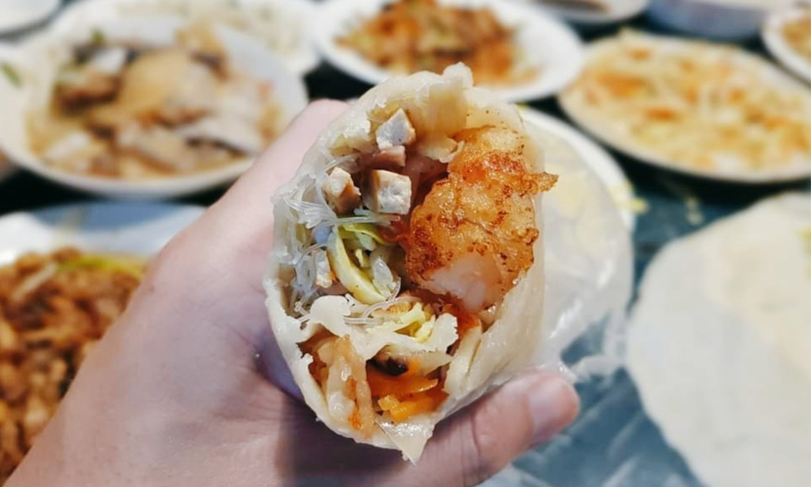 這捲與台式潤餅不一樣！在大陳家宴遇見華麗「麥油煎」，用酸菜米粉串聯菜肉鮮甜