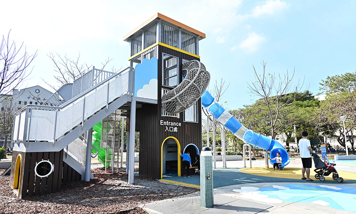 高雄特色公園親子遊，搭乘捷運輕軌就能到，前進孩子嬉戲與奔跑的天堂
