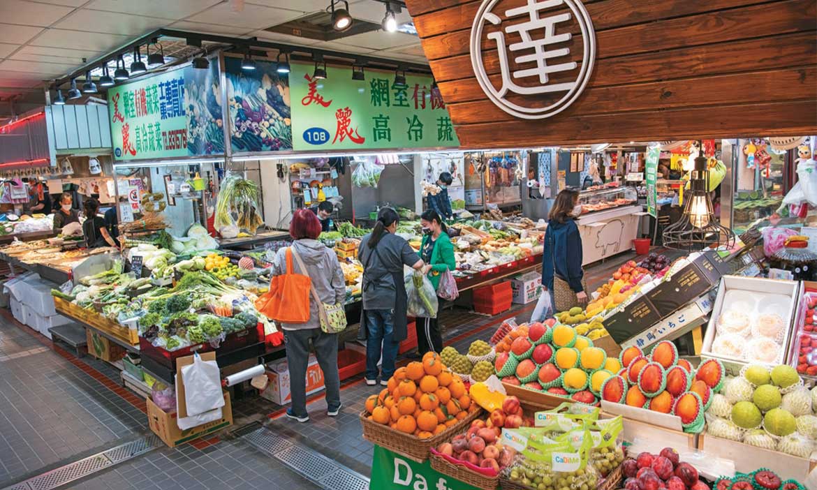 在地美食家帶路五星級市場，探索台北士東市場，挑選攤位、食材採購有一套