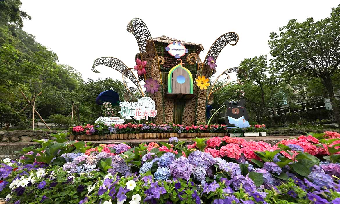 享受苗栗慢城魅力，2023南庄花卉節讓時間走慢，穿梭花街巷弄尋找山城花景