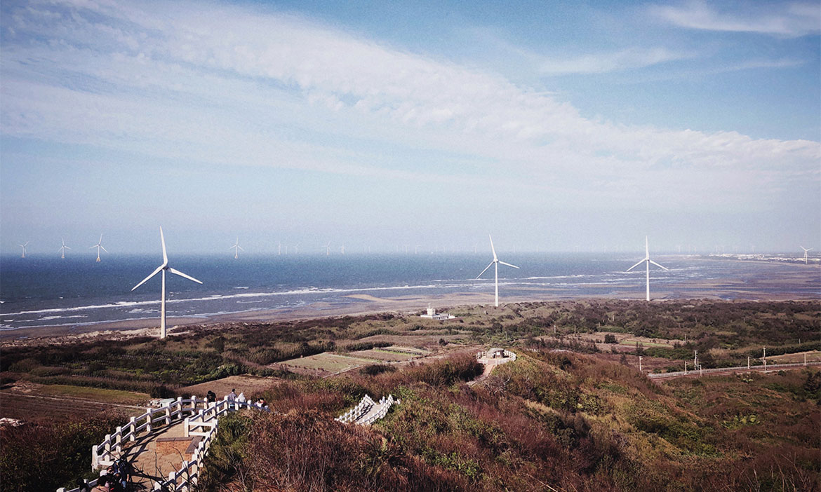 苗栗海線慢旅行，朝聖百年木造車站、好望角遠眺山海，還有藏身柑仔店內的老宅咖啡廳