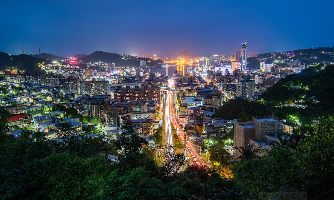 登「獅球嶺觀景台」賞最美基隆夜景，尋幽訪古再順遊廟口夜市，步道、攝影、美食一次滿足