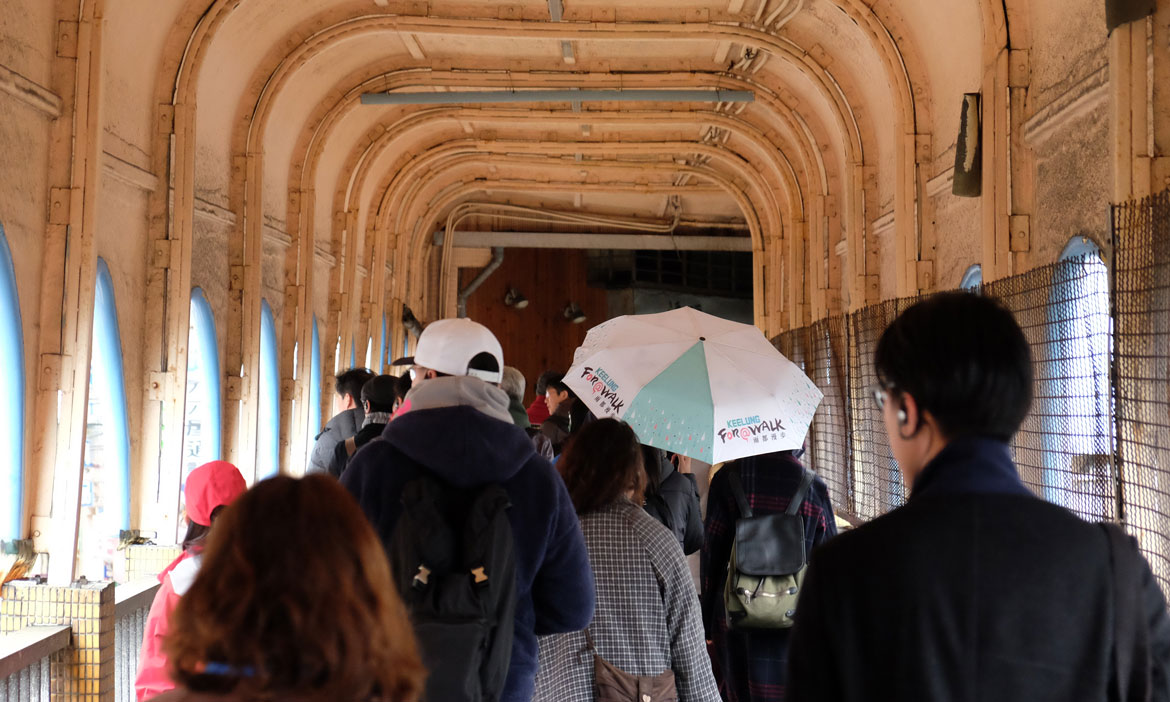 為什麼回家旅行？跟著「雨傘人」步行穿梭巷弄，踏查基隆的港埠城市維度