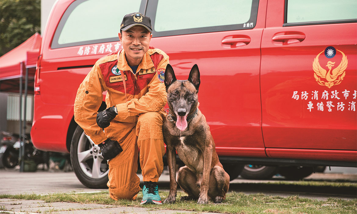 同事是隻搜救犬！資深領犬員揭養成經歷，救援先鋒勇敢出任務