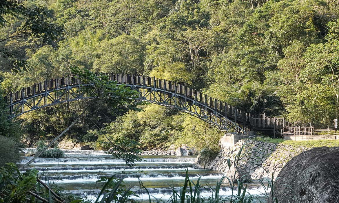 到新北烏來消暑去！福山蝴蝶公園古圳步道伴溪而行，享受山林沁涼氣息