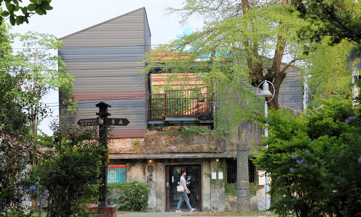 晴天雨天都好玩！屏東10+個室內景點推薦，逛美術館、博物館，到教堂及碾米廠裡喝咖啡