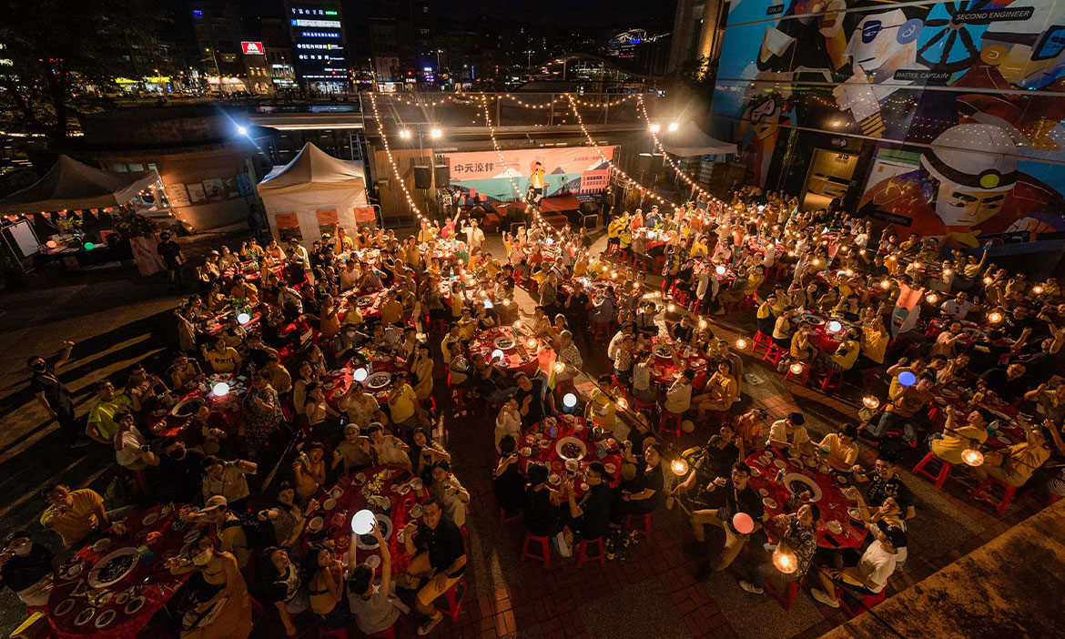 鷄籠中元祭聚在一起吃個飯，守護基隆百年傳統慶典，在地風土蒸餾琴酒甘醇上桌