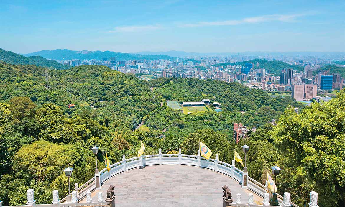 台北貓空茶山療癒之旅，到指南宮祈福眺市景，搭纜車來去品茶賞花