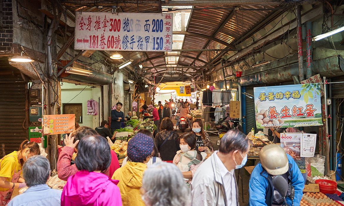 探訪新北三重幸福市場，糕餅店、製麵鋪、下港口味直送，老地方交匯人情味與有趣滋味