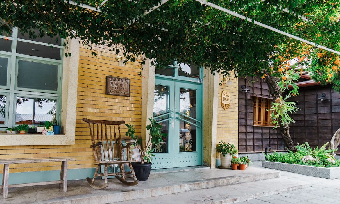 老屋裡的時空傳承，走進台東成功「眺港Café」，遙望移鄉人的港口風景
