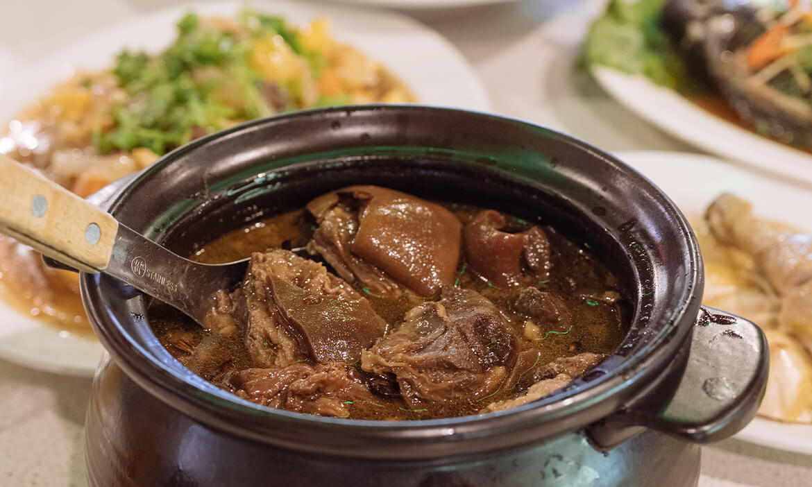 稻殼餘燼中肉湯飄香，造訪台南龍崎「王家燻羊肉」，品嚐一甕記憶之味
