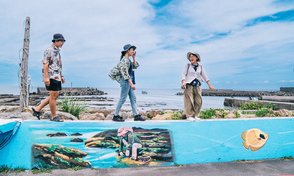 新北貢寮的馬崗極東石頭村，「石在工作隊」連結城鄉，走讀海女阿嬤的採集日記
