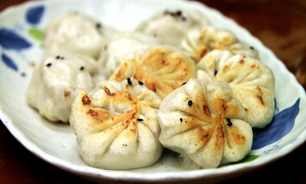 看「生煎饅頭」落地島嶼南方，與台式水煎包、鍋貼、煎餃各有千秋，嚐一口香氣滿溢美味