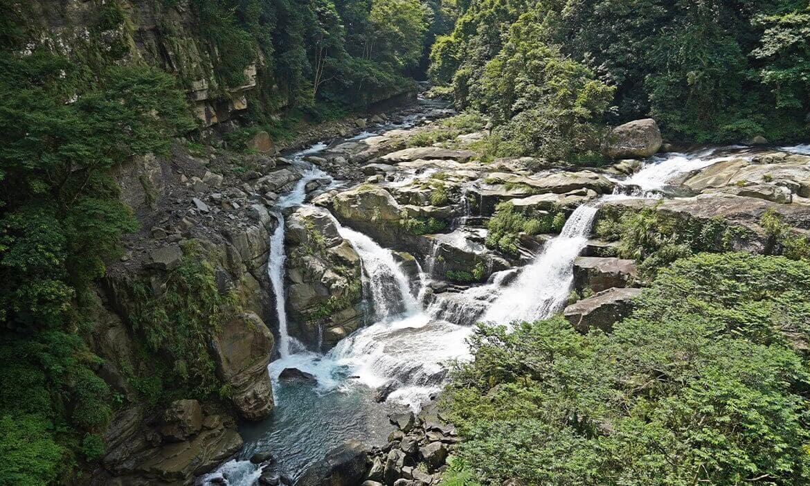 苗栗南庄神仙谷瀑布和吊橋，五分鐘步道抵達壯闊峽谷，置身電影場景