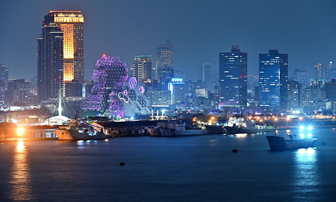 搭乘輪船夜遊高雄港，夕陽、海景、華燈，收藏不同角度港都風光