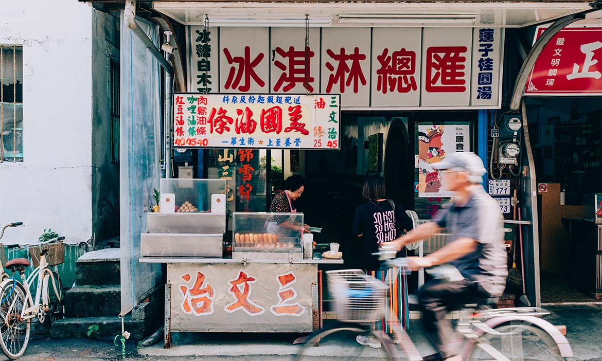 走逛台東市清晨限定的鯉魚山市集，採買小農新鮮時蔬，午後來份美國油條解饞