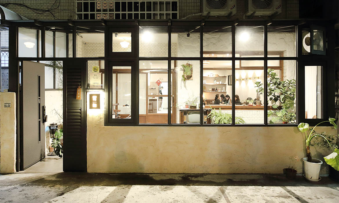 晚上不怕無處去！乘著輕軌遊高雄，探訪深夜咖啡館、療癒甜點店
