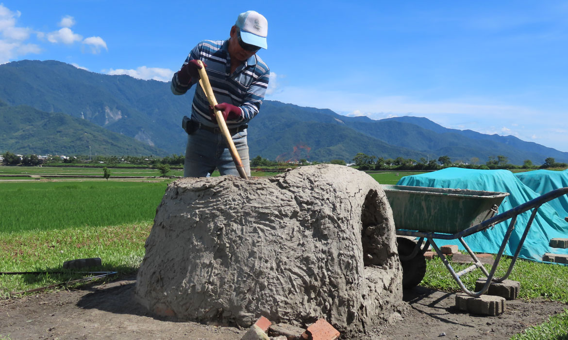 延續移動城堡裡的火，池上萬安清河堂手作米苔目、焢土窯，客家農村體驗讓食物有靈魂