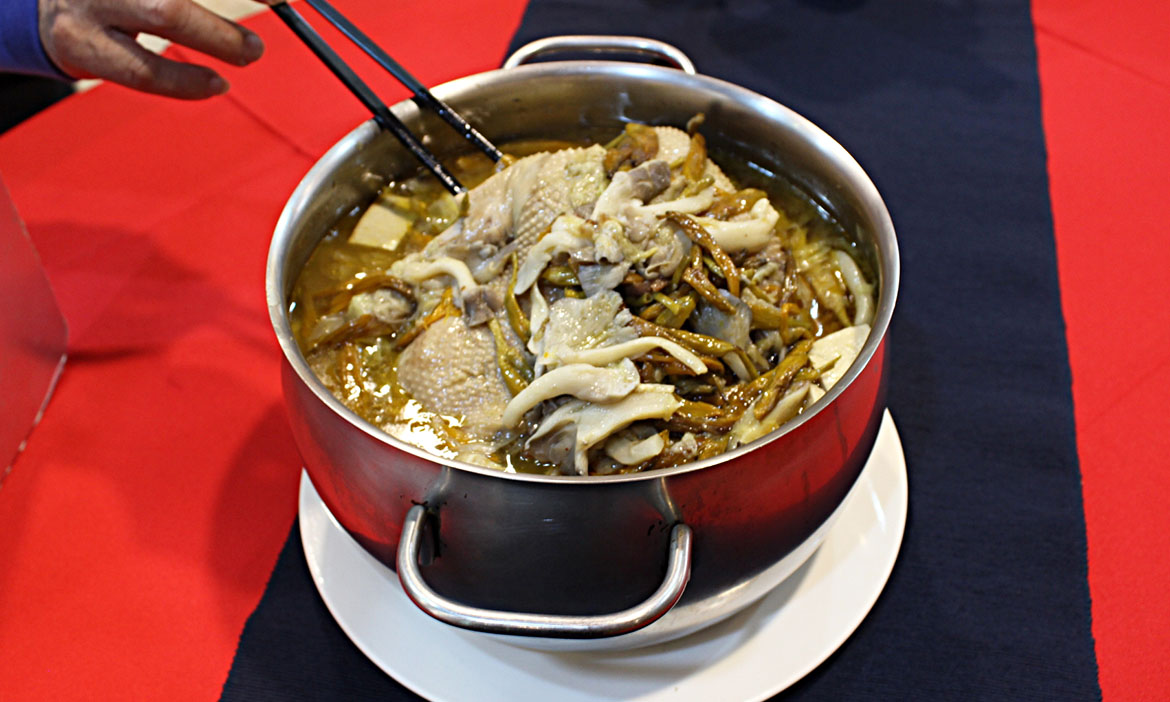 前進台南老牌台菜餐廳「阿美飯店」，一嚐冬季暖心聖品「砂鍋鴨」，經典手路菜也不錯過