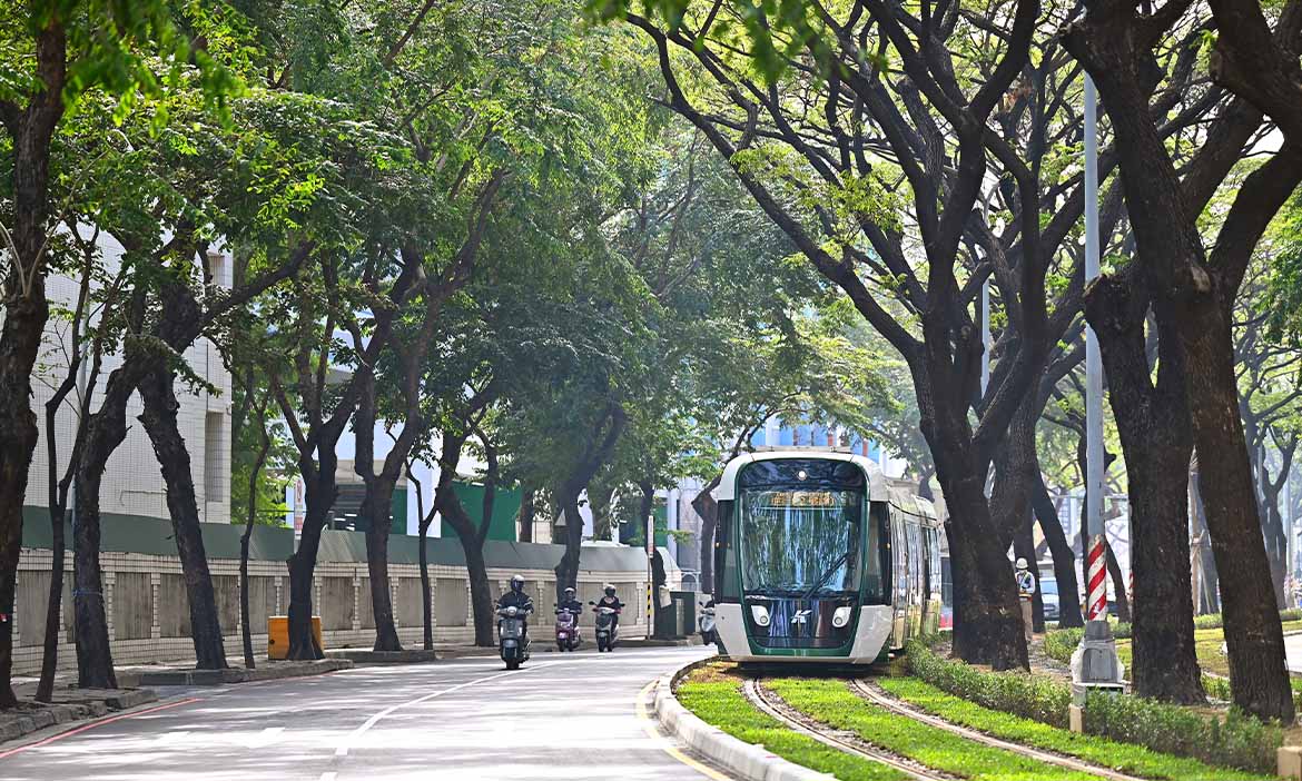 高雄輕軌成圓亮點！路過綠巨人隧道、發現候車站巧思，看見城市最美軌道風景