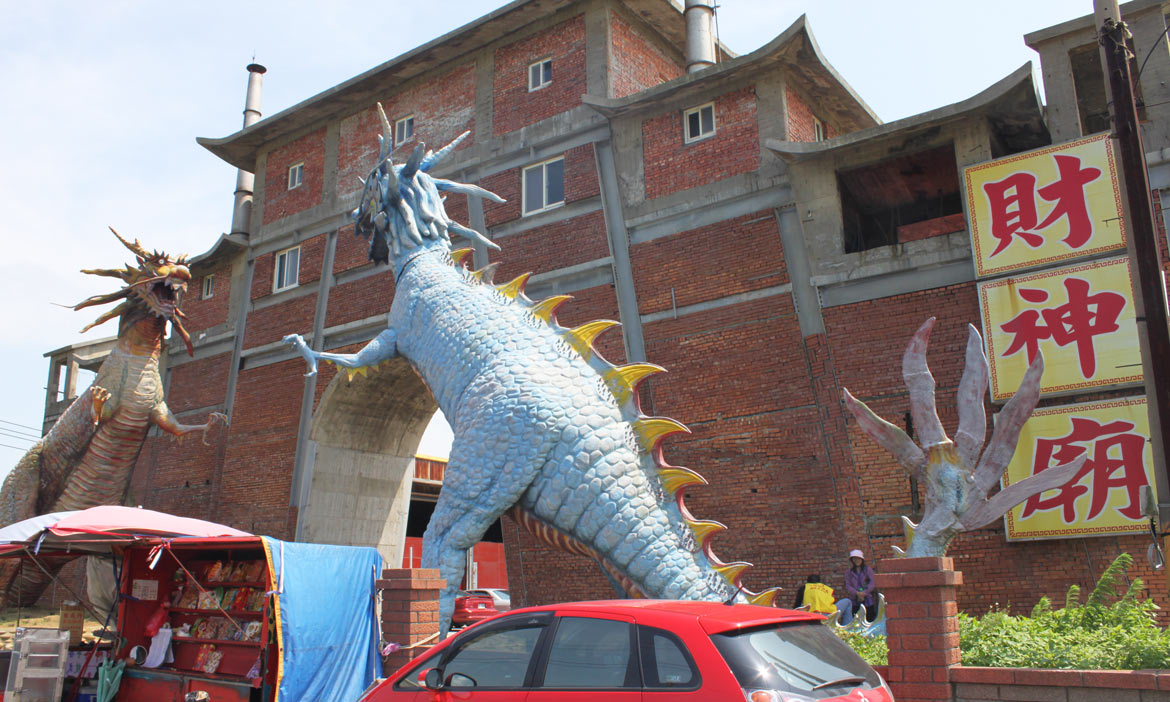 全台怪獸建築巡禮｜巨大千手觀音、暴龍神獸和龍虎塔，發掘在城鎮裡的奇景