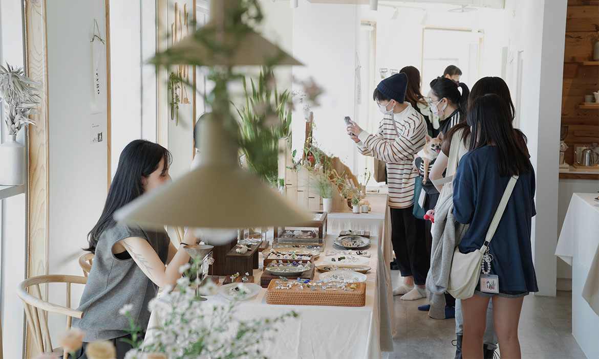 台中路得行旅「Room Room市集」精選72組特色品牌，在旅館空間聚集春日藝術能量