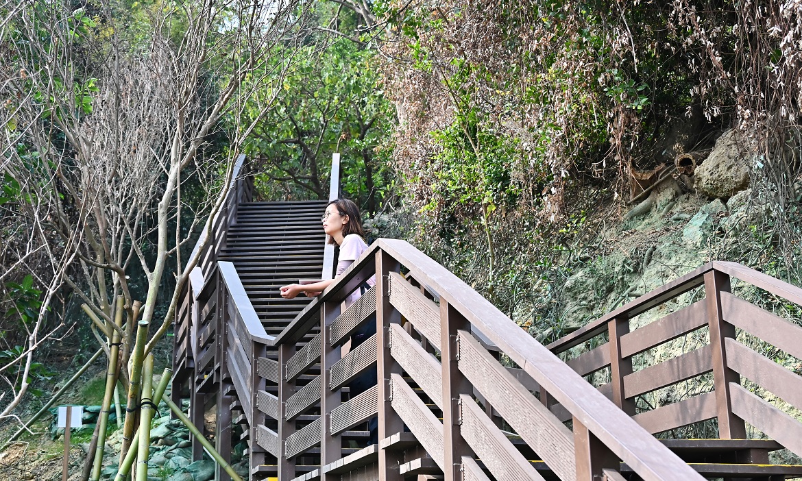 搭高雄輕軌踏青去！走一趟柴山步道，看見工業時代遺跡、在半山腰遠眺城市風光