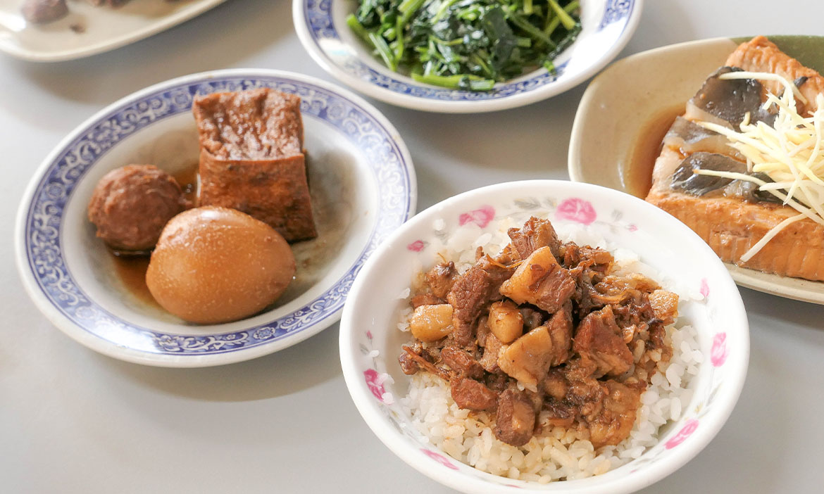 探索高雄人氣早餐店，純香濃郁的肉燥飯、外酥內軟的燒餅油條，一早就來份在地美味