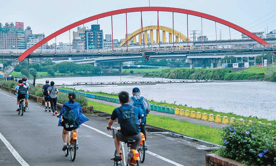 台北松山小旅行｜參拜在地古廟、沿河岸散步騎車，探索錫口常民風華