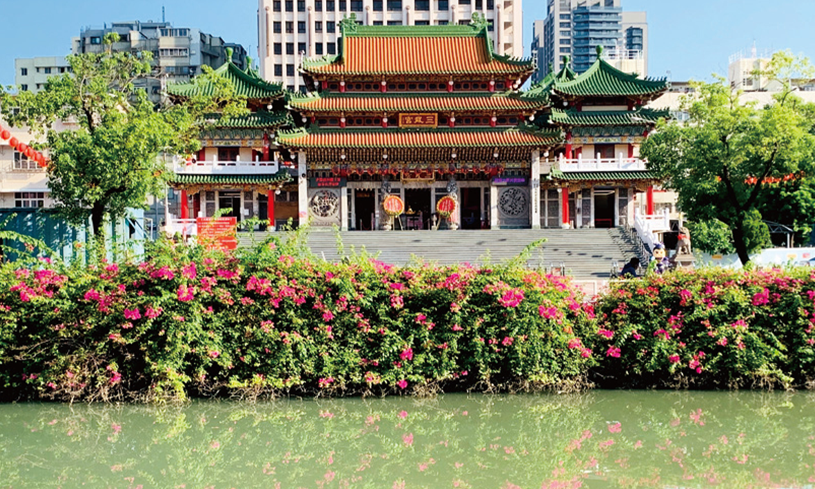 跟著三太子爺去旅行，從高雄三鳳宮出發，走進三鳳中街與三民市場的街區生活風華