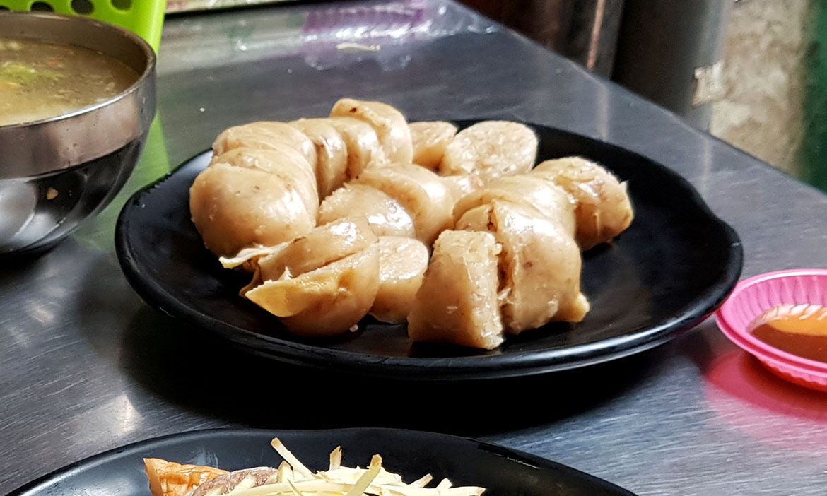小吃偵探出任務—到基隆街巷「菊姐大腸圈」嚐在地小吃，領略南北糯米腸不同
