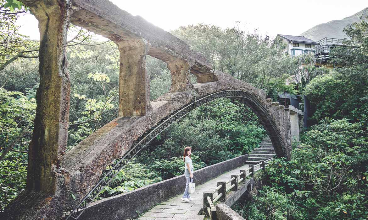 穿越新北瑞芳的時空記憶，探索金瓜石祕境一線天、三層橋，走過山城裡的水圳路