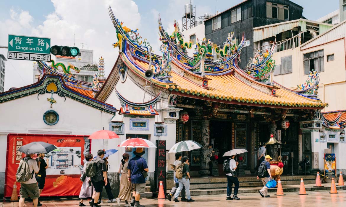 探尋台南手藝風景，手工包茶和民俗紙藝的百年家業，細賞臺灣府城隍廟潘麗水繪製門神
