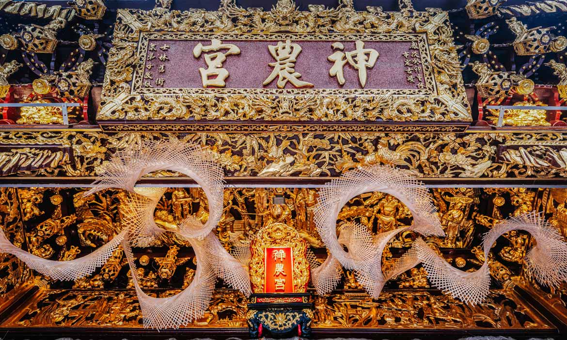 藝術家林靖格以竹編詮釋「香火」，在台北士林神農宮看見藝術與信仰的創新融合