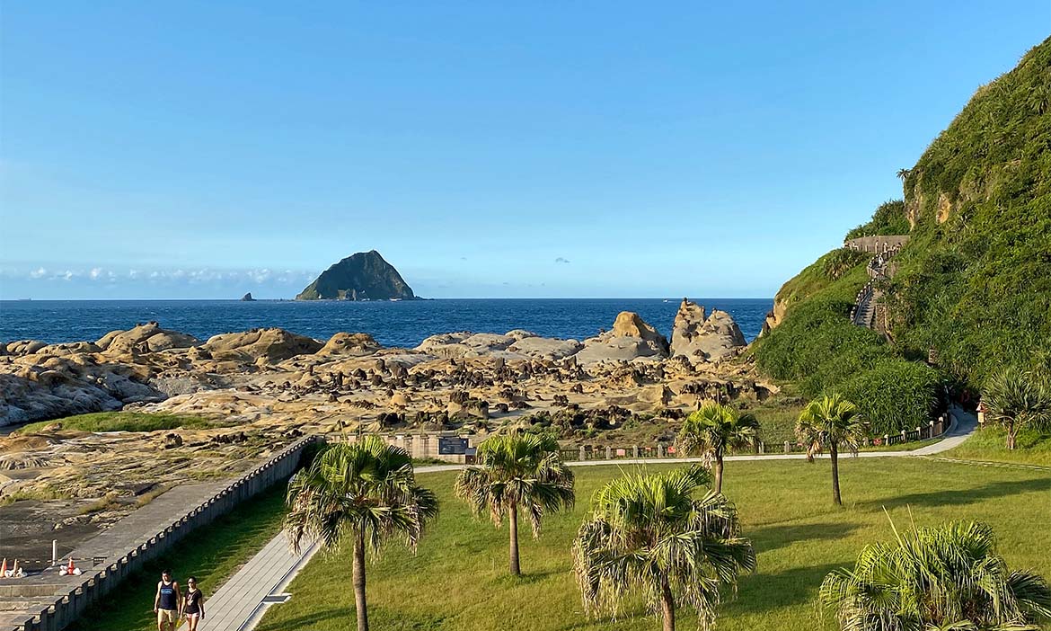 基隆和平島「2024島嶼生活節Sea My Land」，歌手輪番獻唱，穿梭市集感受慢活精彩
