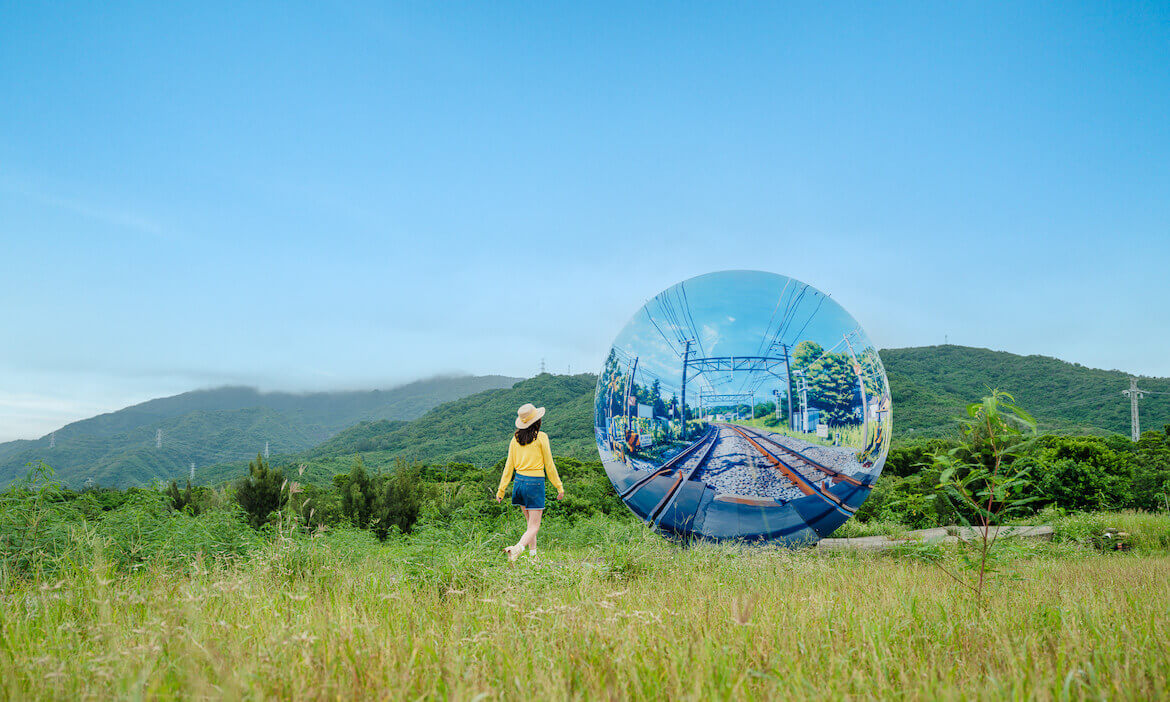 將畫布球形立體化！屏東車城看海美術館「SIMPLY DAILY就是⽇常」開展，欣賞240公分看海球
