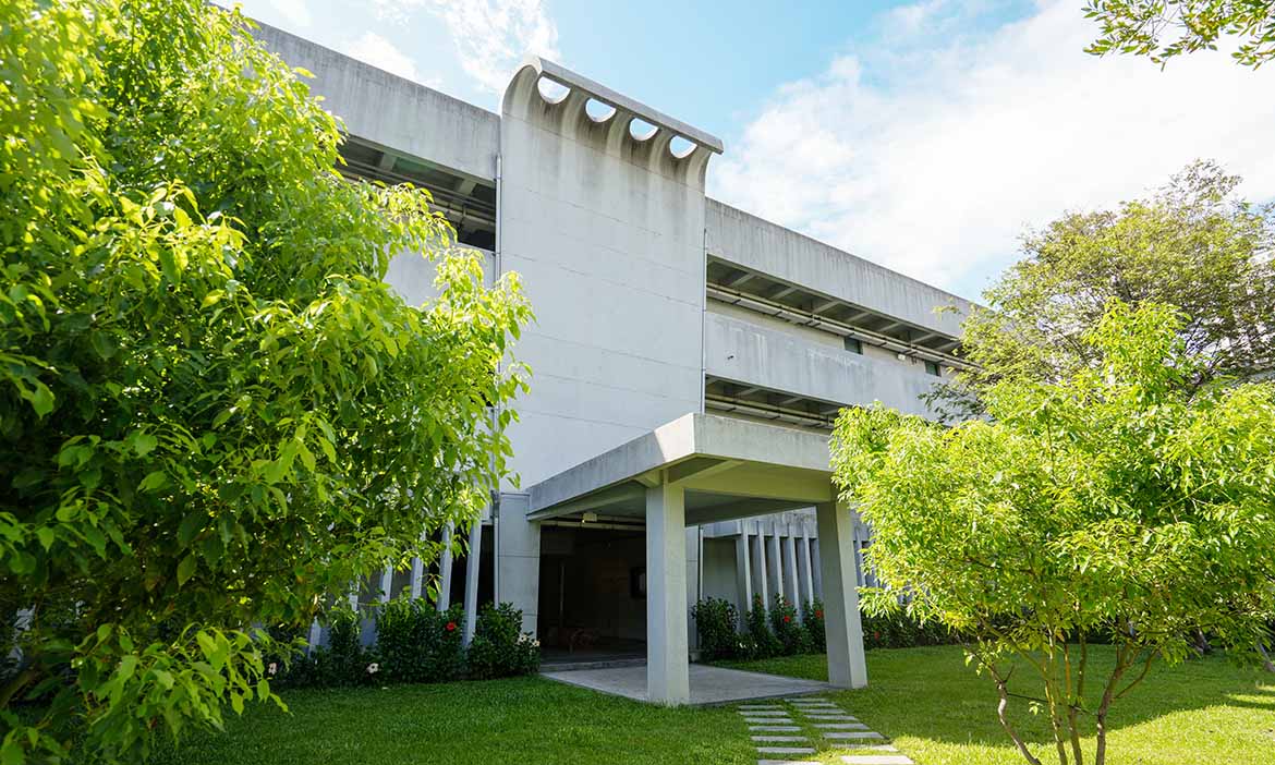 軍旅建築轉身藝術空間，走進高雄鼓山「金馬當代美術館」，看展覽還有綠意與甜點