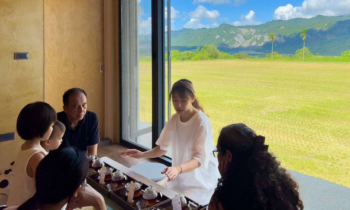 台東鹿野二日遊｜貪杯的旅行！體驗縱谷雙重性格，男人釀的小米酒與山景紅烏龍茶香