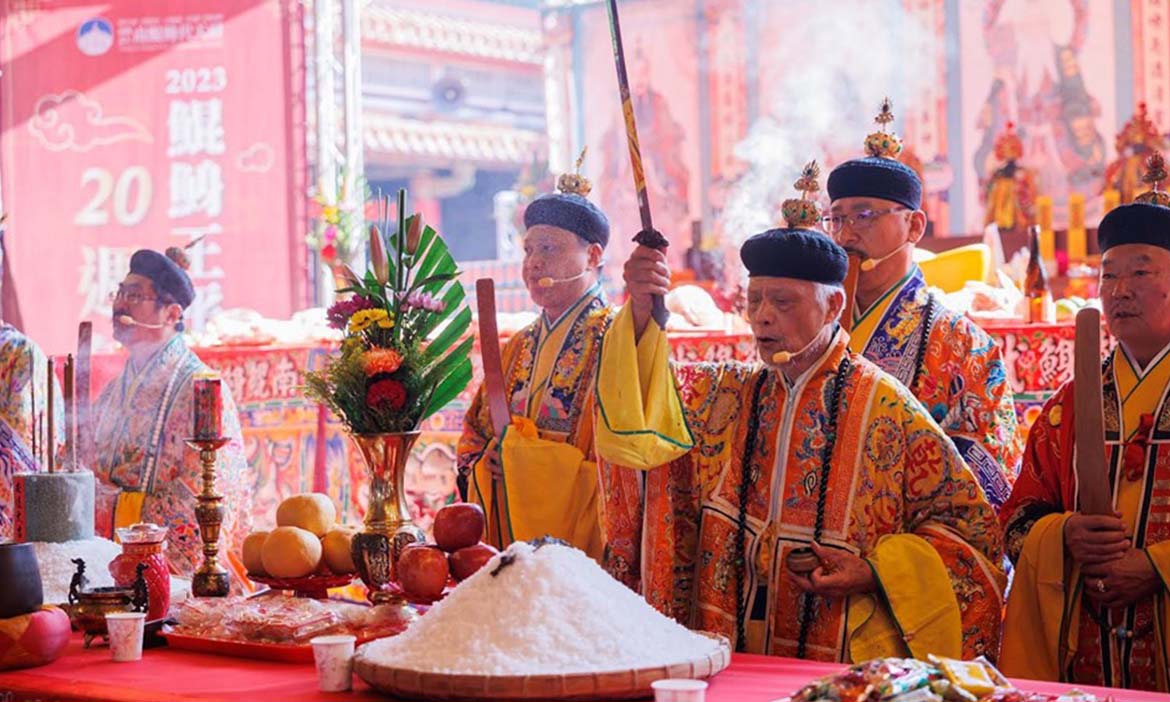 世界最大的鹽祭典！台南鯤鯓王平安鹽祭10/26登場，北門廟宇巡禮、跋桮挑戰讓熱鬧不間斷
