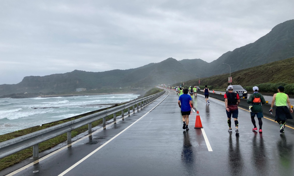 台二線上的全台最美賽事 新北萬金石馬拉松，在北海岸公路相遇山海與奇岩地景