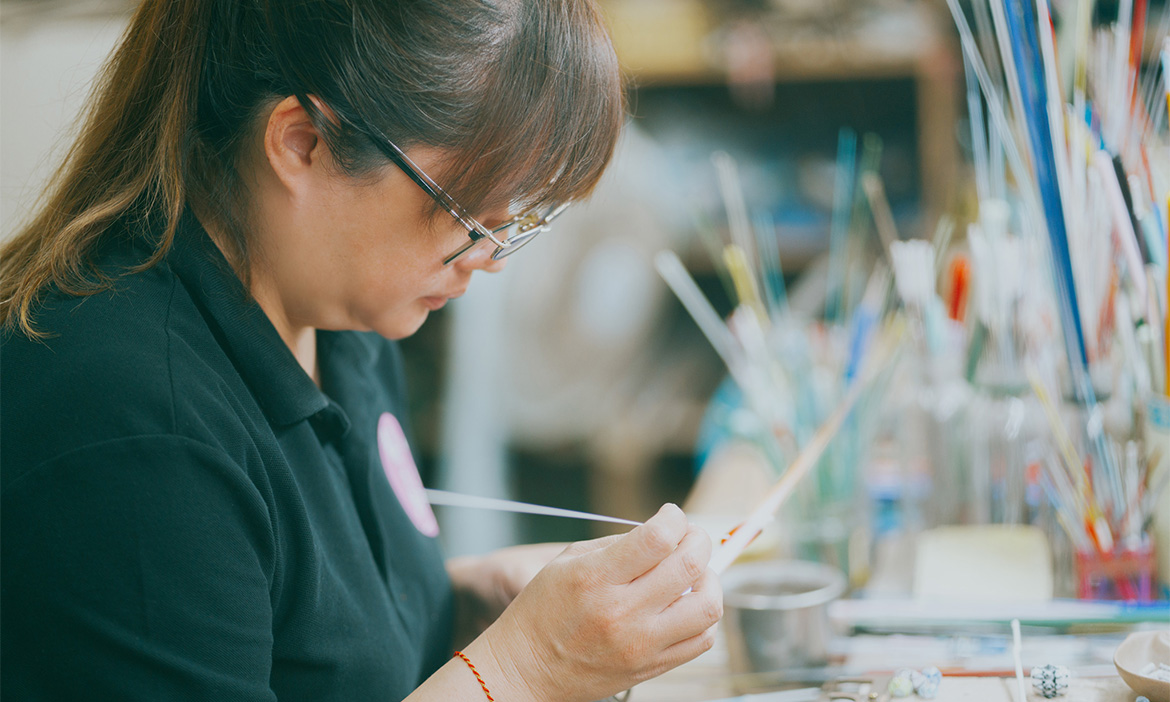 1,200度焰火淬鍊的希望，花蓮「馨工房」用琉璃珠串起浴火重生的島東韌性