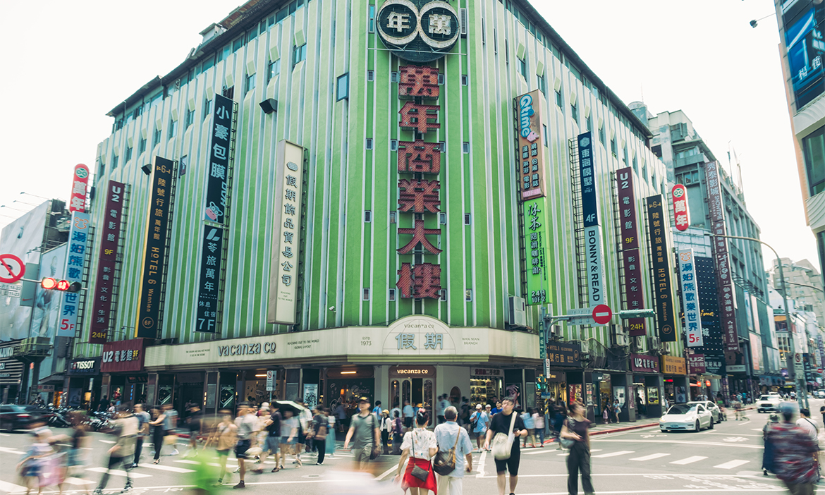 重返台北西門町，品嚐巷弄老字號「千暉鵝肉店」、探索「飛地書店」認識香港文化