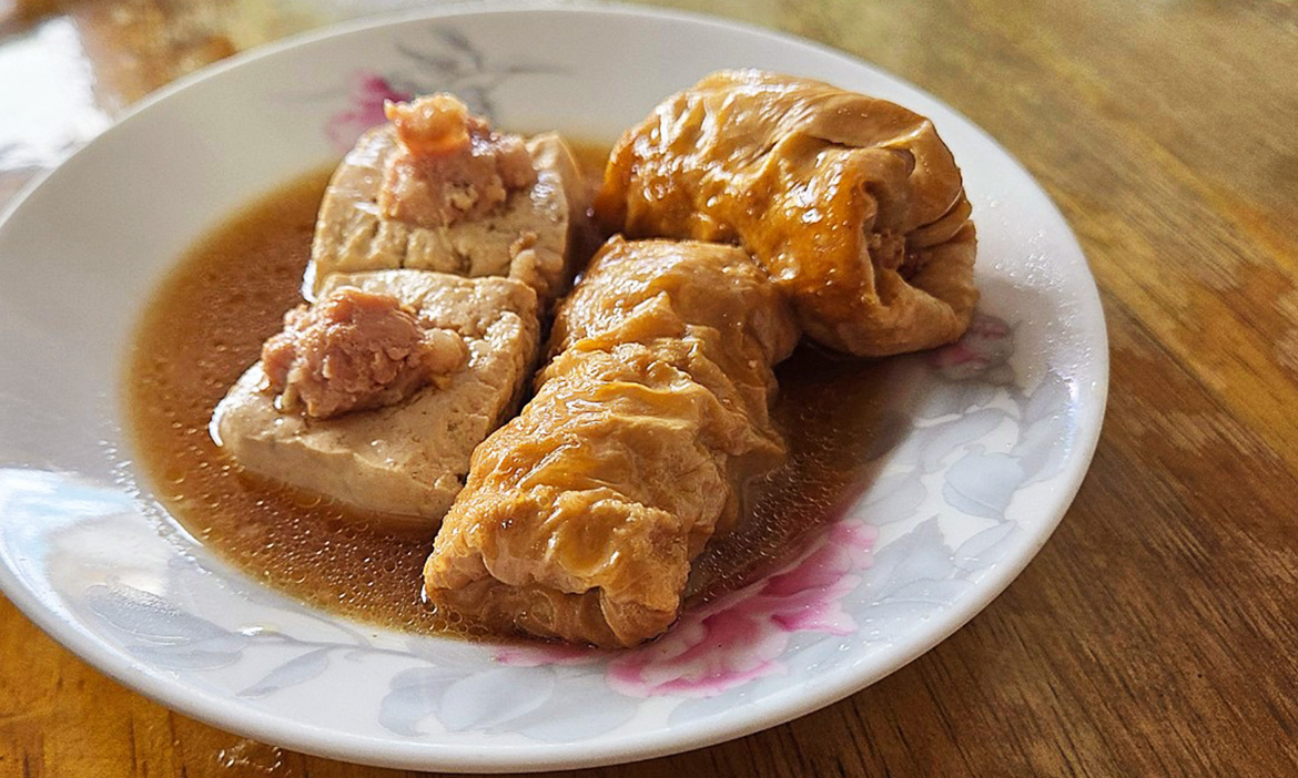 小吃偵探出任務—瀕臨絕跡的客家名菜「釀豆腐」，在屏東市區五洲小吃店悄悄飄香